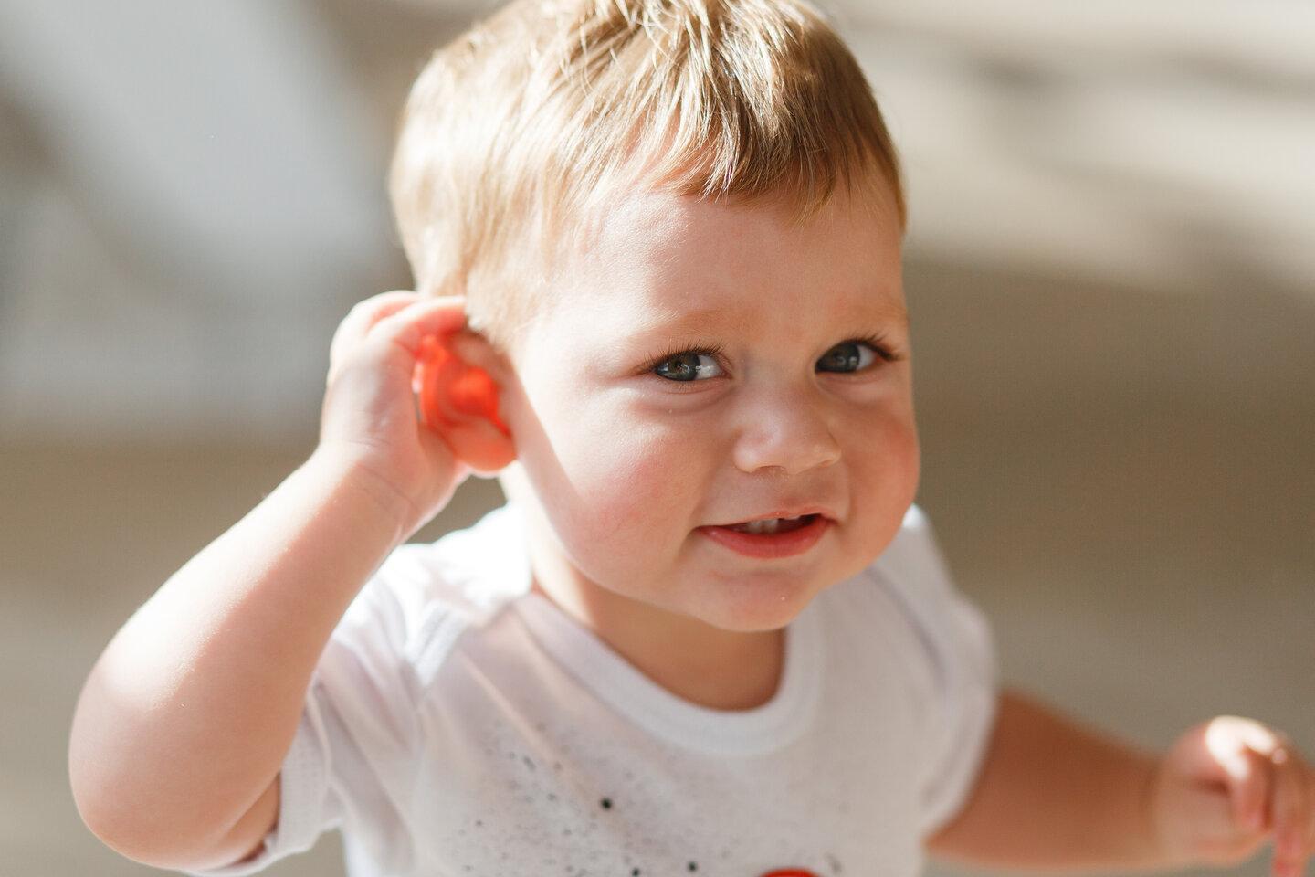 Como identificar sinais de perda auditiva em bebês?