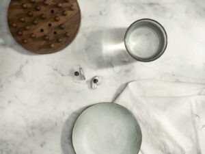 Aparelho auditivo moderno em fundo neutro, destacando seu design elegante e funcional.